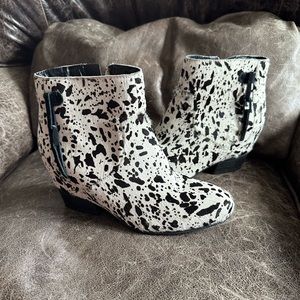 VGUC Very Volatile calf hair hidden wedge boots sz 7.5